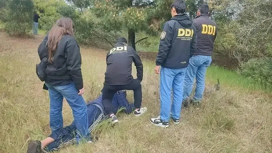 El rastreo de las comunicaciones permitió a los investigadores avanzar en la búsqueda del sospechoso, quien finalmente fue localizado y detenido el domingo en un descampado cercano al lugar del asesinato.