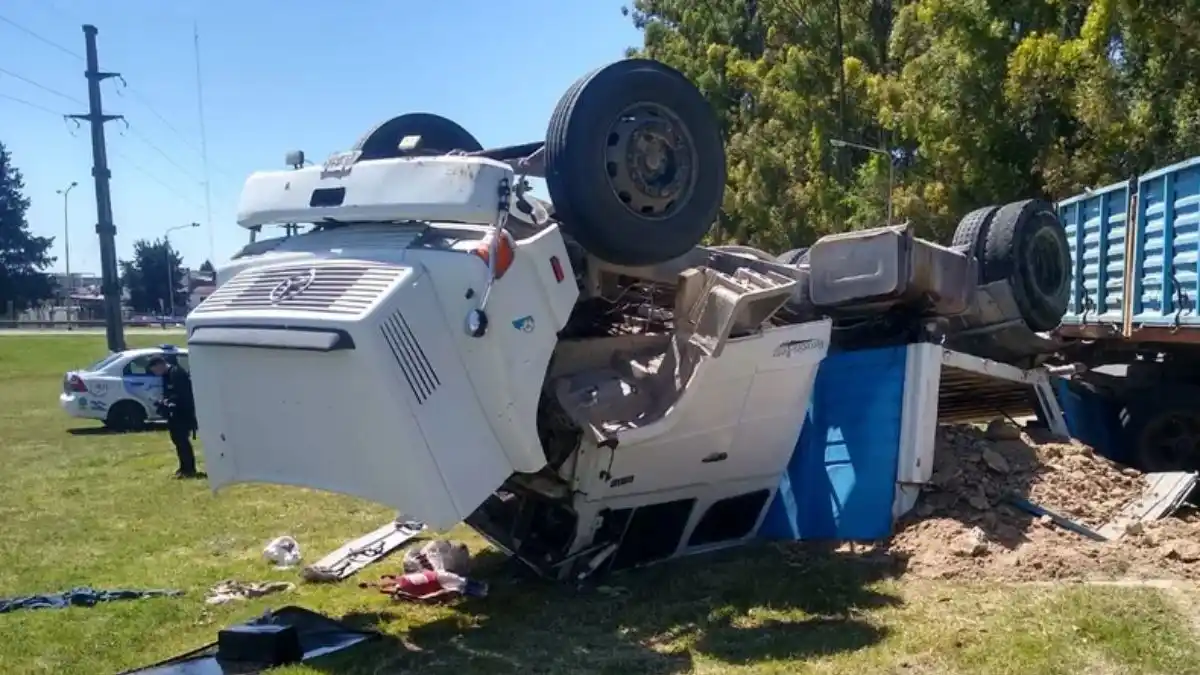 Impactante vuelco de un camión en Oro Verde