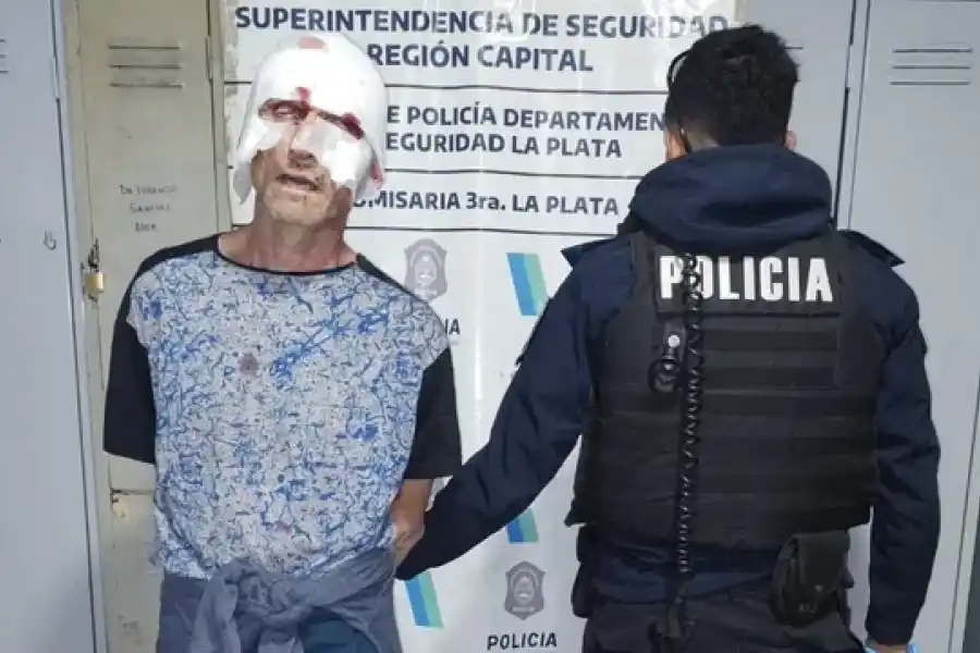 Se escapó de un penal y lo atraparon los vecinos: lincharon y desnudaron al ladrón antes de entregarlo