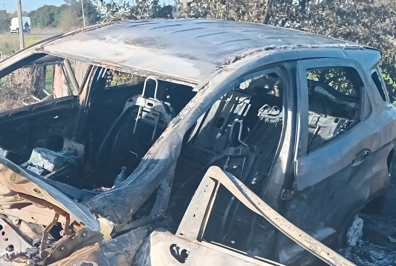El incendio provocó la destrucción total de la EcoSport.