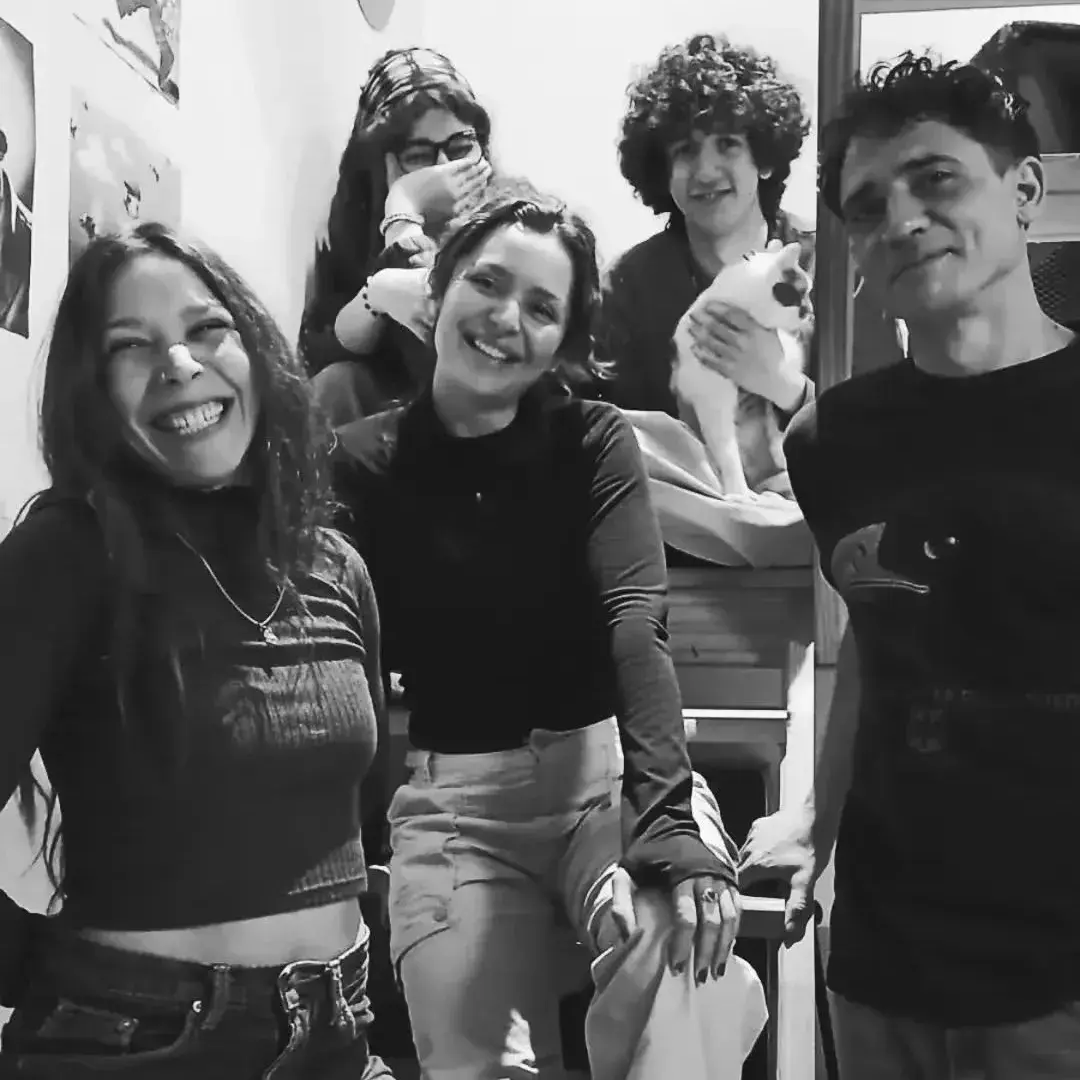 La formación está integrada por Gisela Más y Leslie Más en las voces principales, Lara Ventura a cargo del bajo y el piano, Santino Urrutia en percusión y Nahuel Pereyra en guitarra