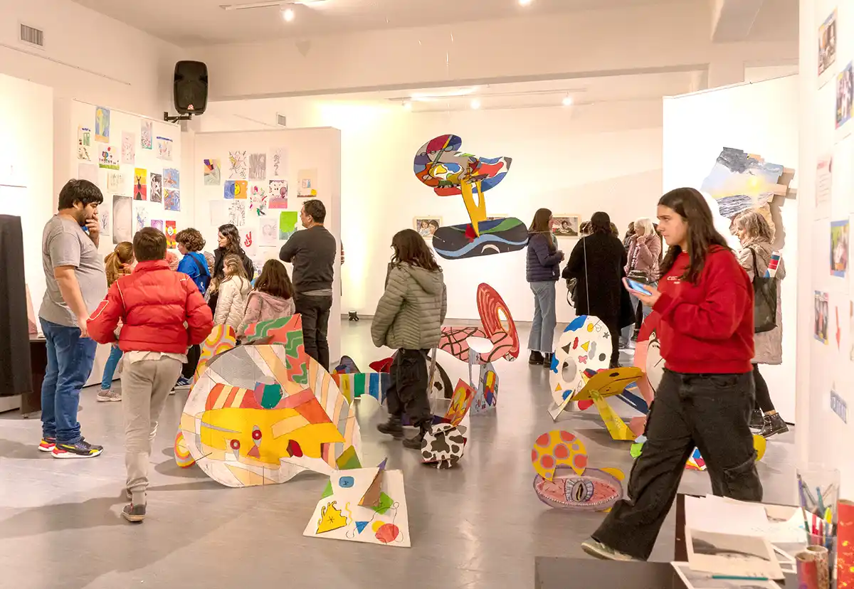 Mucho público. En la inauguración de la muestra en San Cayetano