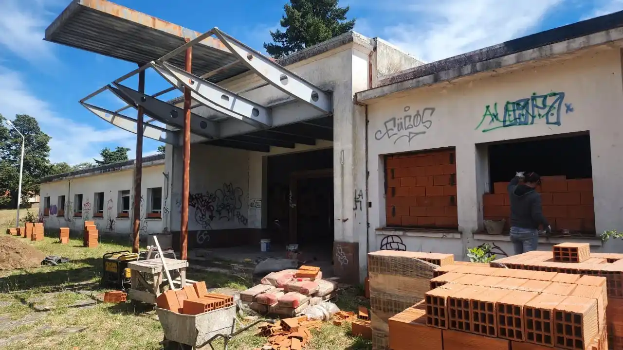 El propietario del predio donde funcionaba el ex Policlínico Ferroviario comenzó las tareas de cerramiento del inmueble.