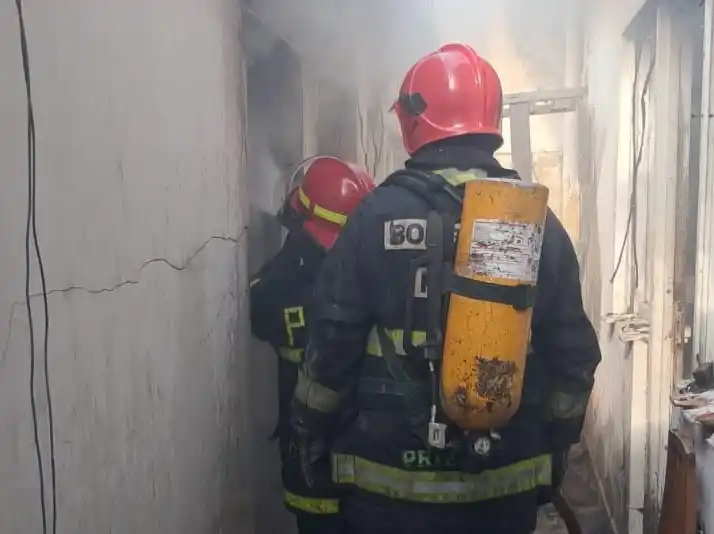 El incendio se declaró en un departamento ubicado al fondo de la propiedad.