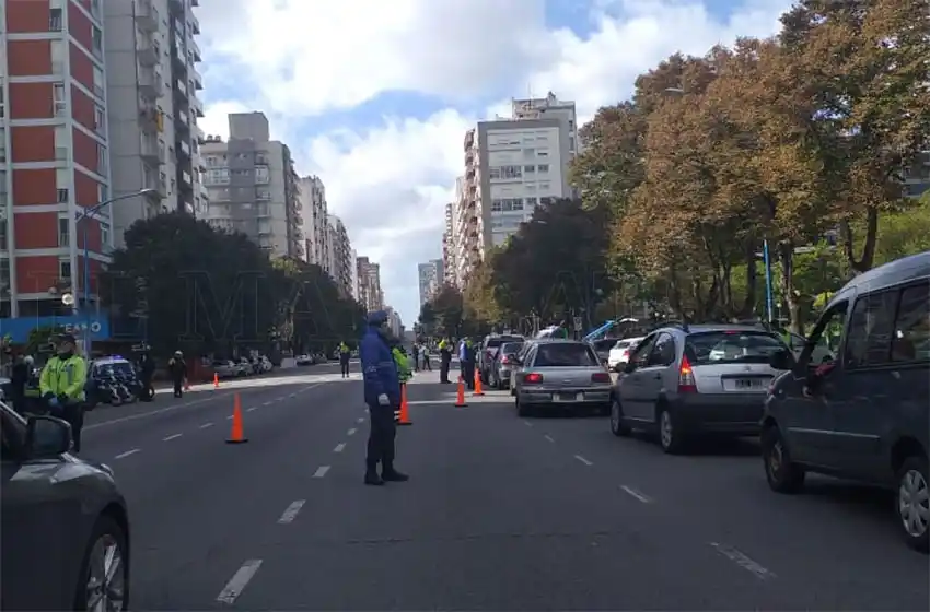 A pesar de la cuarentena, gran acumulación de vehículos en operativos de control