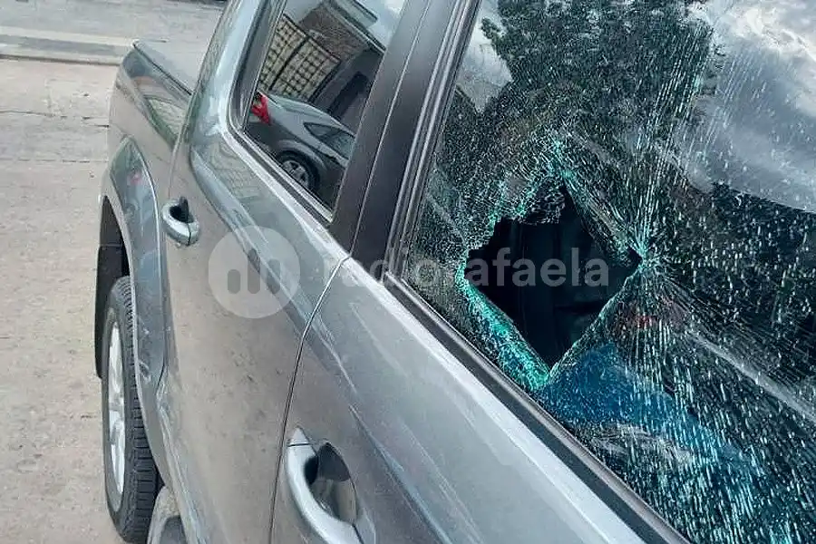 Un menor de edad le “reventó” el vidrio a un automóvil: ¿pretendía robar?