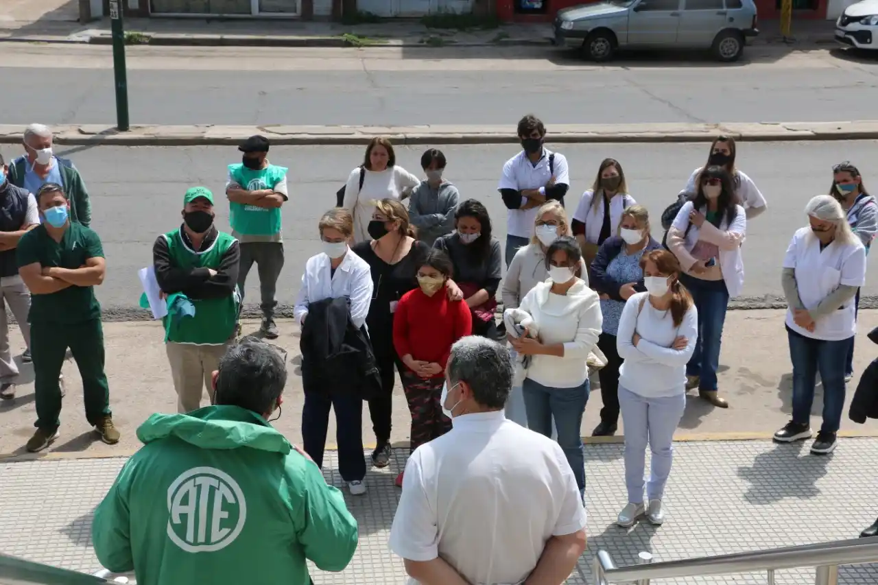 Trabajadores de ATE reclaman mejoras salariales en el Hospital