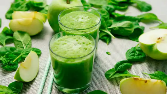 Prepara un jugo verde para desintoxicar el cuerpo y bajar la barriga (Video)