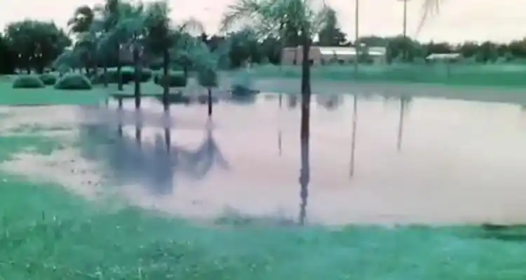 [VIDEO] Vecinos del camino al aeroclub preocupados por el agua que filtran los campos