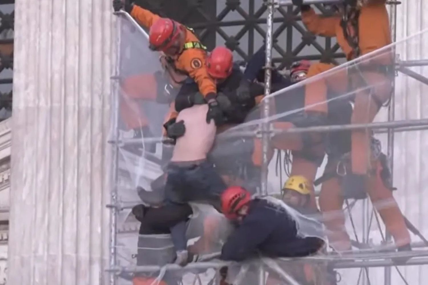 Video: un hombre se subió a un andamio en el Congreso y amenazó con suicidarse