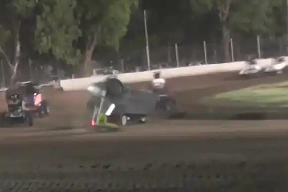 VIDEO | Un midget quedó completamente destruido al volcar en Vila