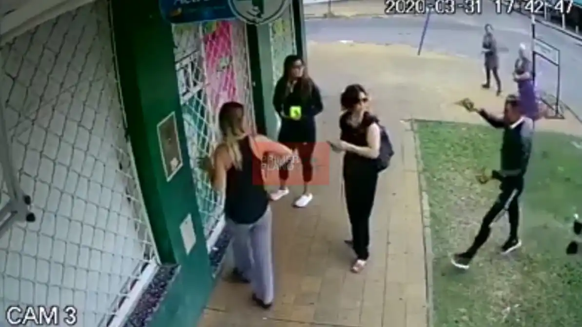 Inseguridad sin cuarentena: Asaltan a clientes que hacían fila para comprar en una farmacia de 3 de Febrero