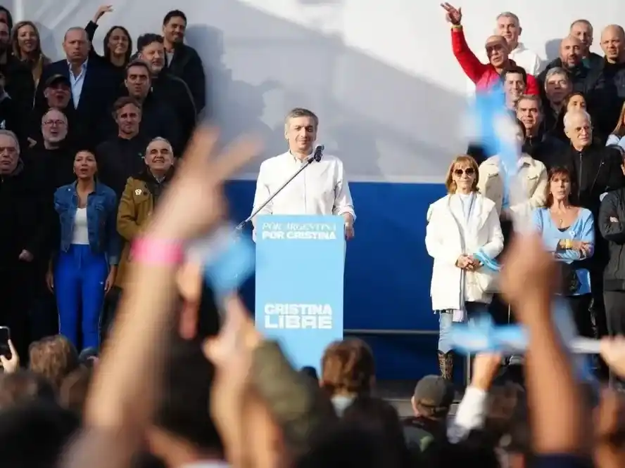 Sobre el escenario acompañaron al diputado dirigentes como Guillermo Moreno, Mayra Mendoza, Jorge Capitanich, Amado Boudou, Mariel Fernández y Federico Otermín.