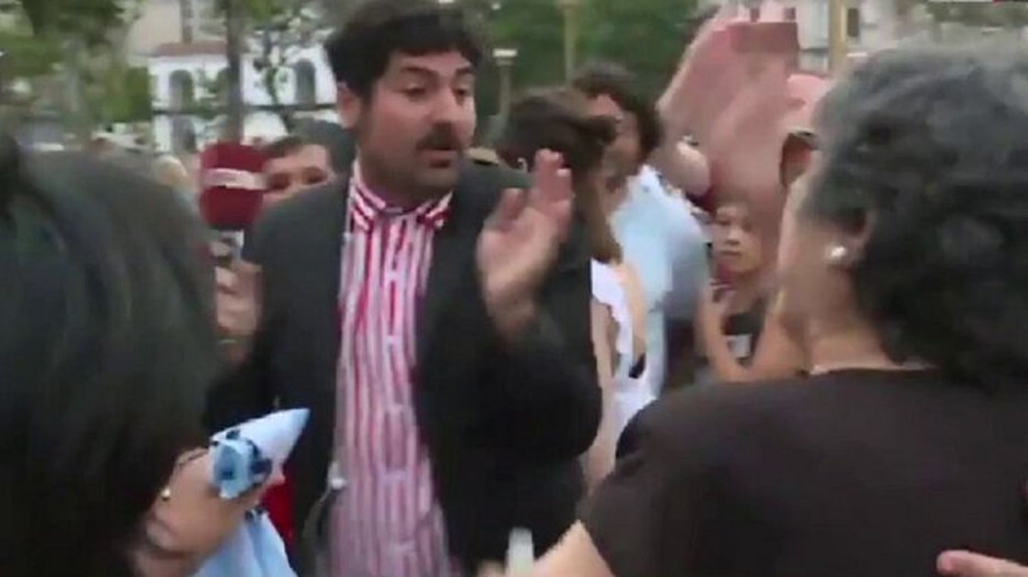 Video: Así agredieron al equipo de C5N durante la despedida de Mauricio Macri en Plaza de Mayo