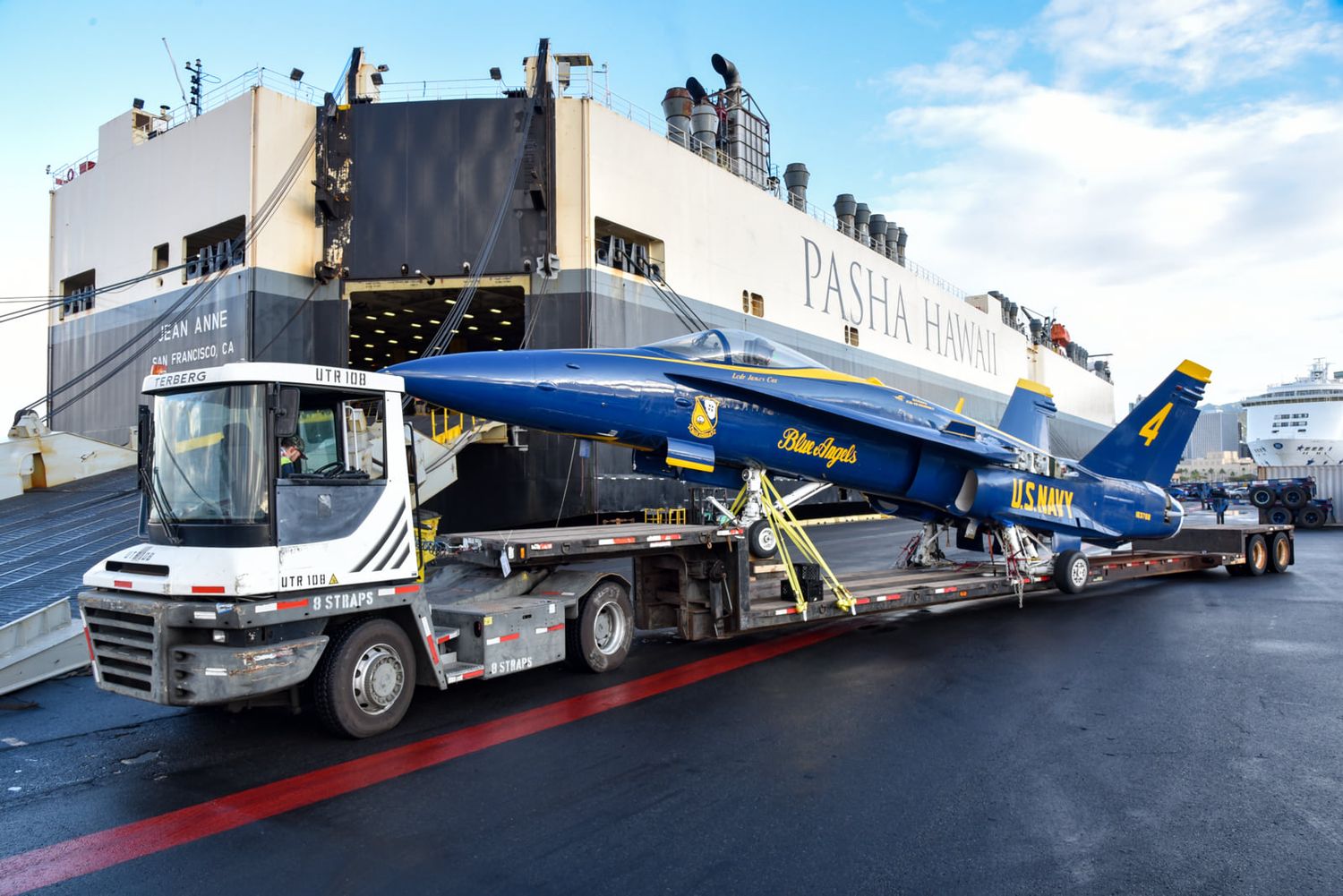 Hawaii: un Blue Angel por las calles de Honolulu para incorporarse al museo de Pearl Harbor