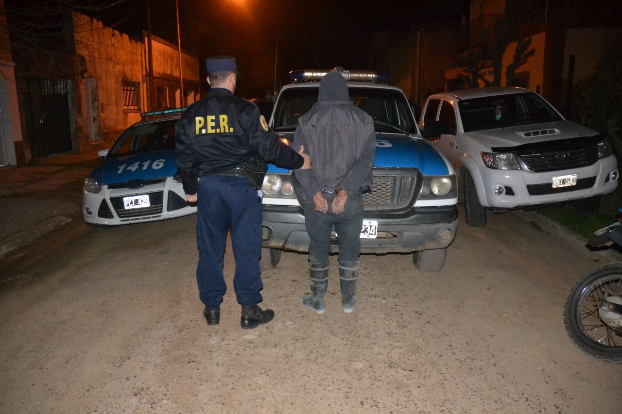 Un policía que estaba de licencia vio a un hombre robando en una obra, arrancó una persecución y lo detuvieron