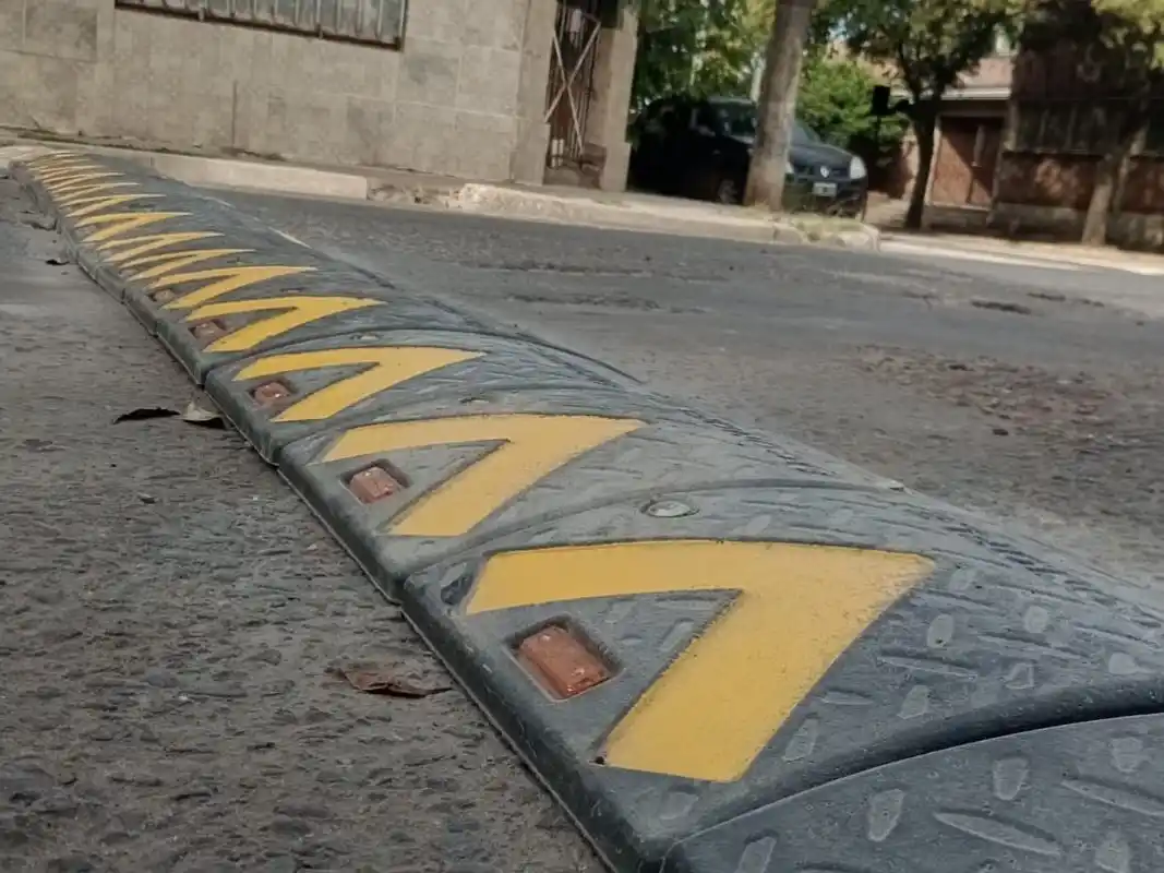 Instalaron reductores de velocidad en zonas cercanas a escuelas de la ciudad