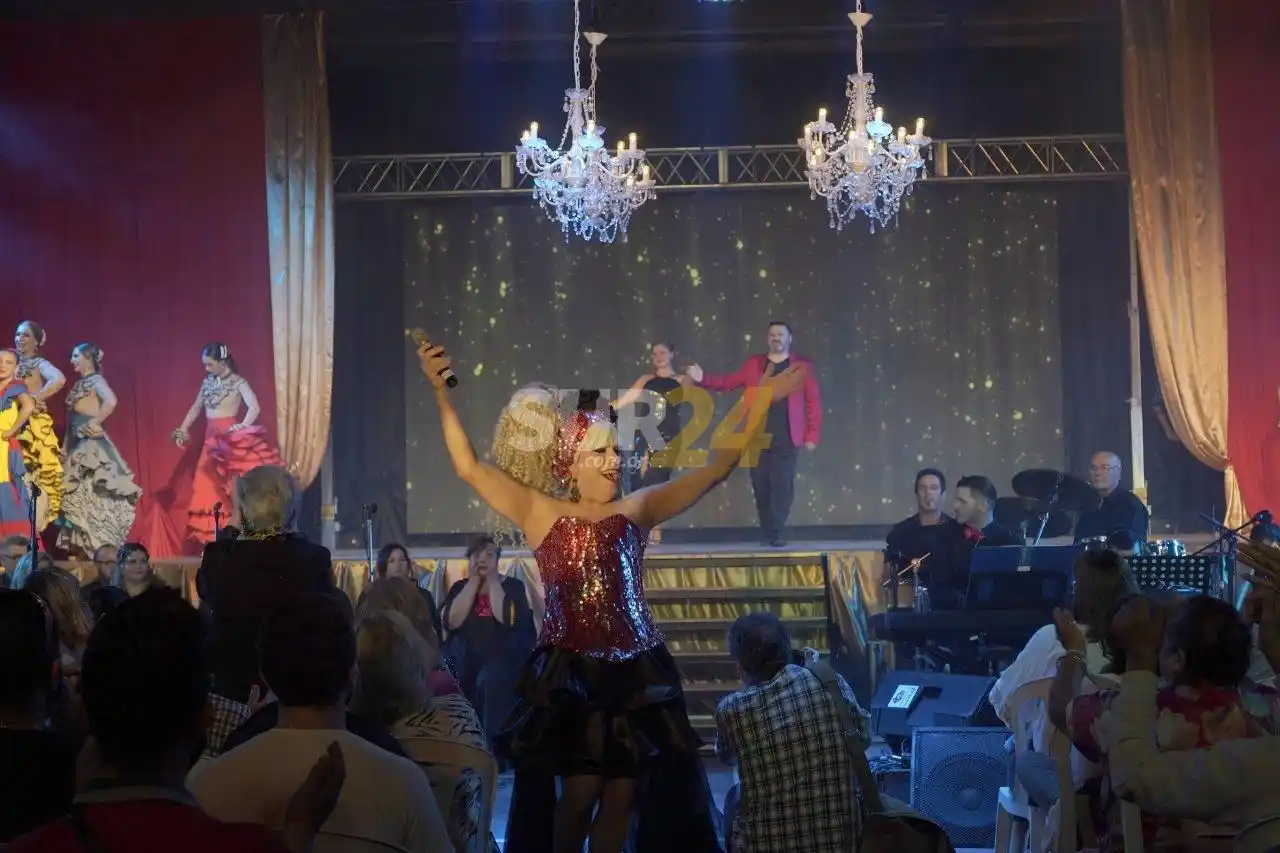 Firmat: 1.400 espectadores disfrutaron de la “Fiesta reencuentro de artistas: El Musical”