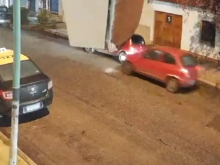 El episodio terminó con final feliz y el conductor se hará cargo de los gastos para arreglar el auto.