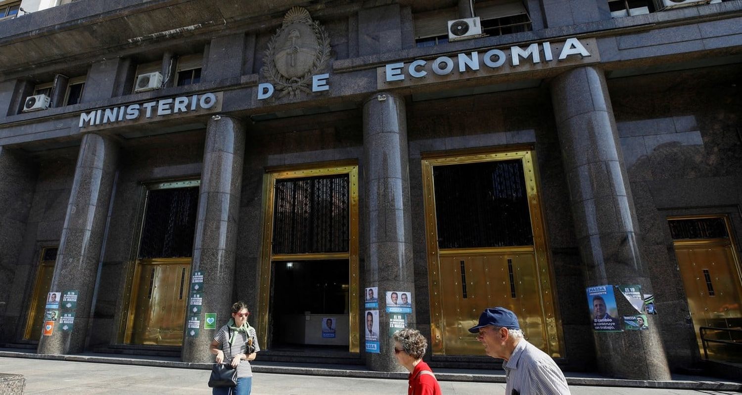 Por otra parte, se registró un déficit financiero de $ 454.248,9 millones, producto del pago de intereses de la deuda pública neto de pagos intra-sector público. Créditos: Reuters/Agustin Marcarian