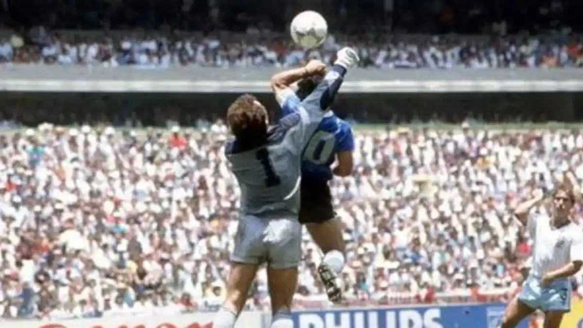Subastan la pelota con la que Maradona marcó el gol de “La mano de Dios”