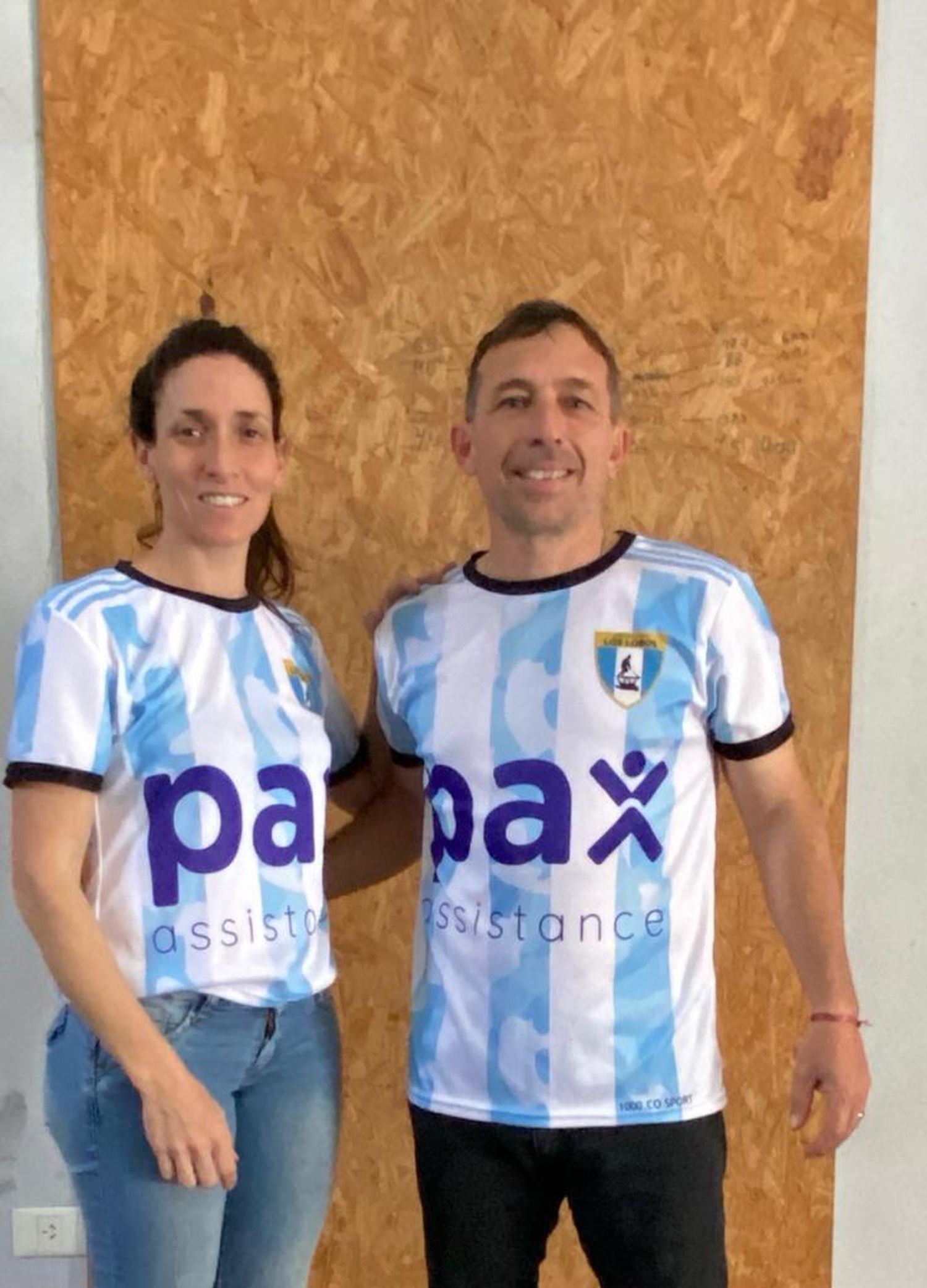 Susana Dell´Archiprete (kinesióloga) y el jugador Horacio Peccín luciendo la camiseta de la Selección Argentina a quienes les hincha el pecho de orgullo gualeguayense de poder estar presente en este evento ecuménico del hockey.