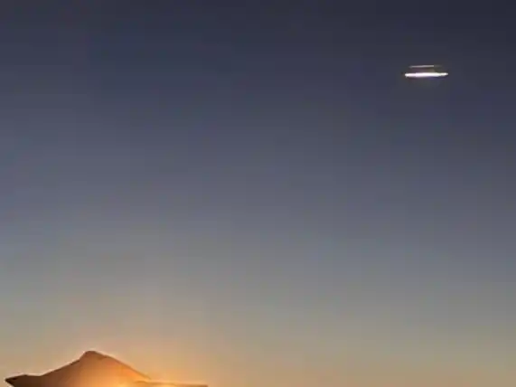 Lo que aparece en las imágenes parece un plato volador.