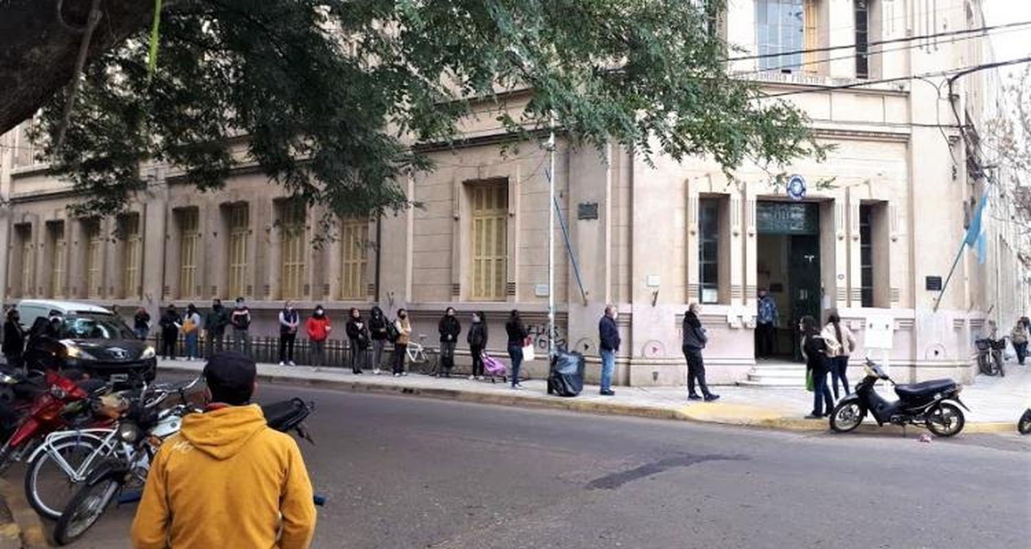 Coronavirus: tras el brote de casos, advierten por la modalidad de entrega de bolsones de mercadería en escuelas