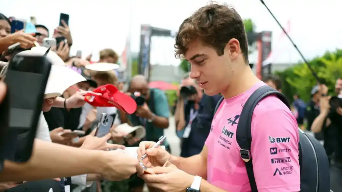 Franco firma autógrafos en Marina Bay. Foto: F1.