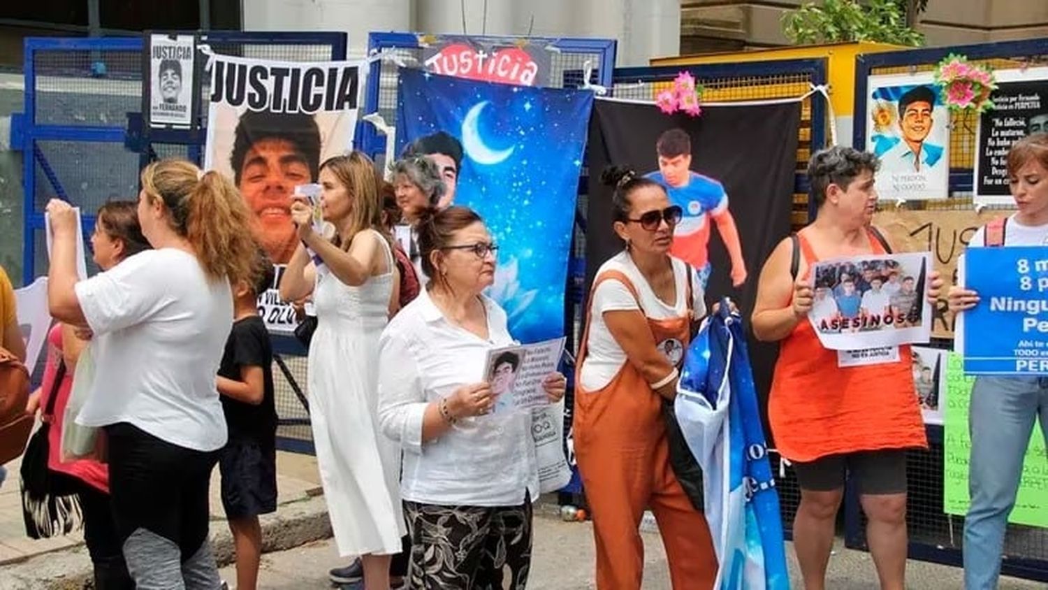 Conmovedor: En Dolores los vecinos ofrecen alimentos y hospedaje a quienes acompañan a los padres de Fernando