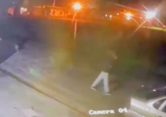 VIDEO: Delincuente ingresó a una vivienda, robó un televisor y se fue caminando mientras fumaba