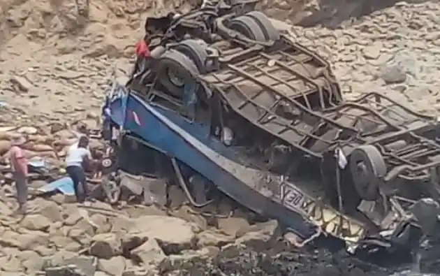 Cayó al vacío un micro en Perú: murieron 25 personas 