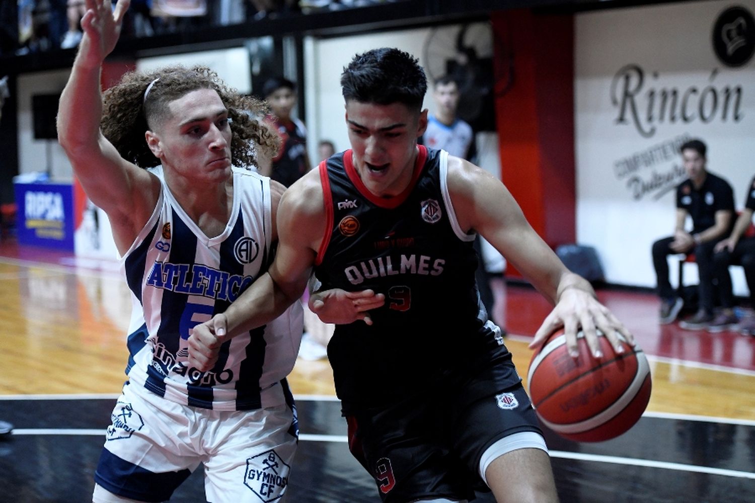 Axel Marino en la pintura del "cervecero" (Foto: Prensa Quilmes)