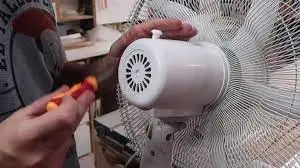 Arreglaba un ventilador durante el corte de luz, pero volvió la electricidad y murió electrocutado