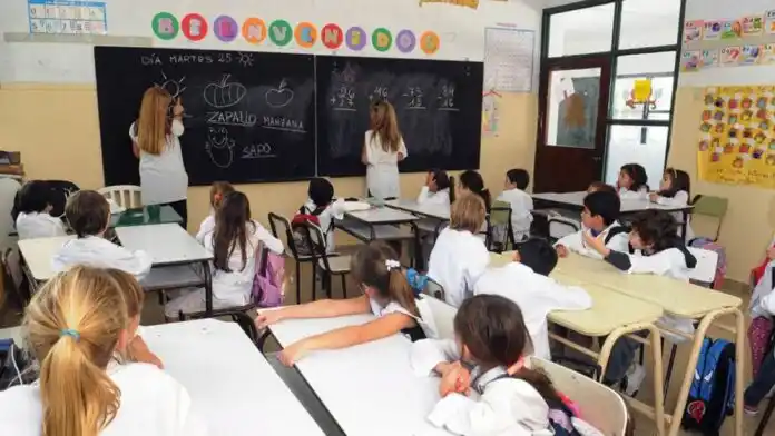 Docentes en una clase en la provincia.
