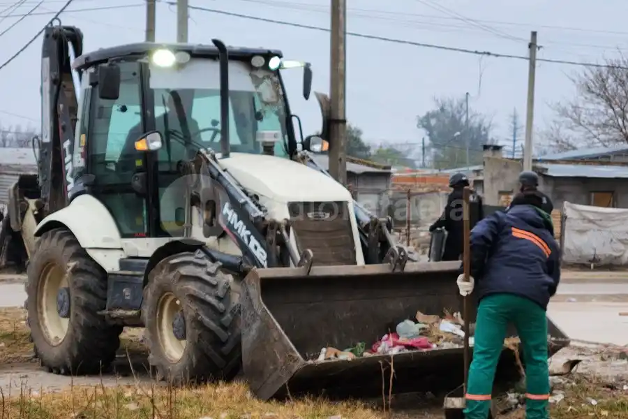 Importante trabajo de limpieza en un playón de barrio Barranquitas: habían intentado usurpar el predio