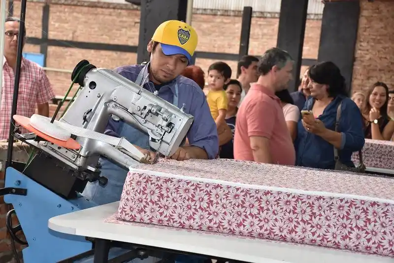 Colchonera de Pirané proveyó más de 200 colchones
para residencias socioeducativas y de adultos mayores