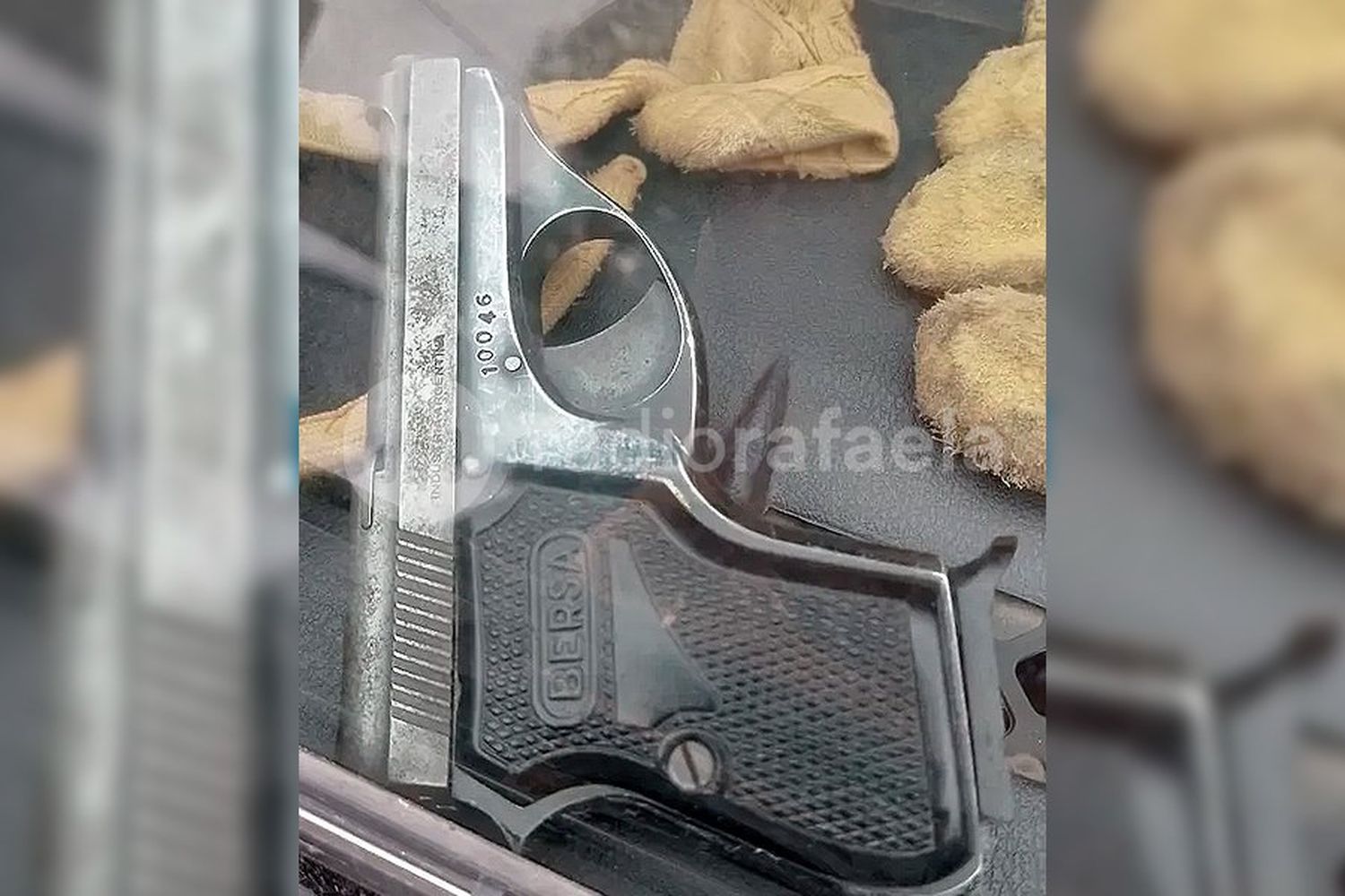 Lo persiguió la policía por andar sin patente, descartó un “fierro” y terminó detenido