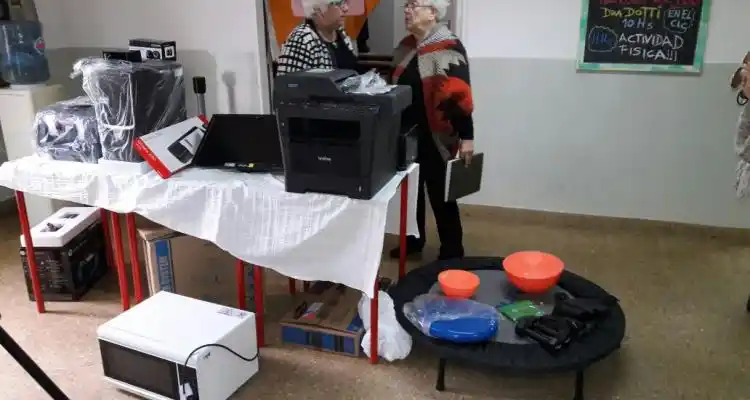 Entregan equipamiento y aparatología en el Hospital