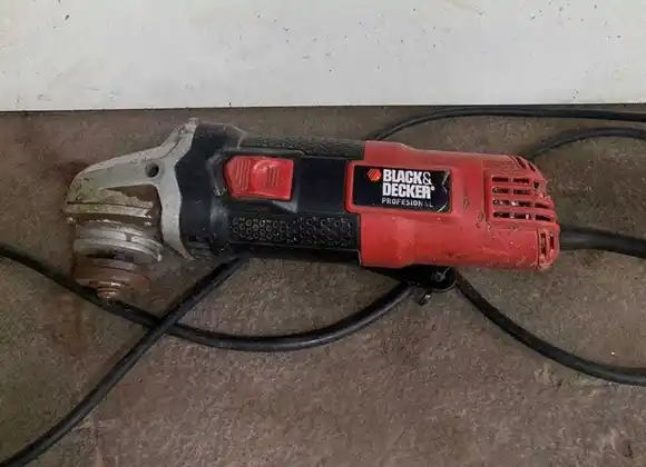 Se hizo pasar por un cliente de un taller, consultó por un arreglo y robó una amoladora