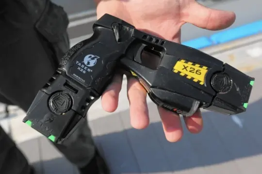 El Gobierno oficializó el uso de pistolas Taser para las fuerzas de seguridad