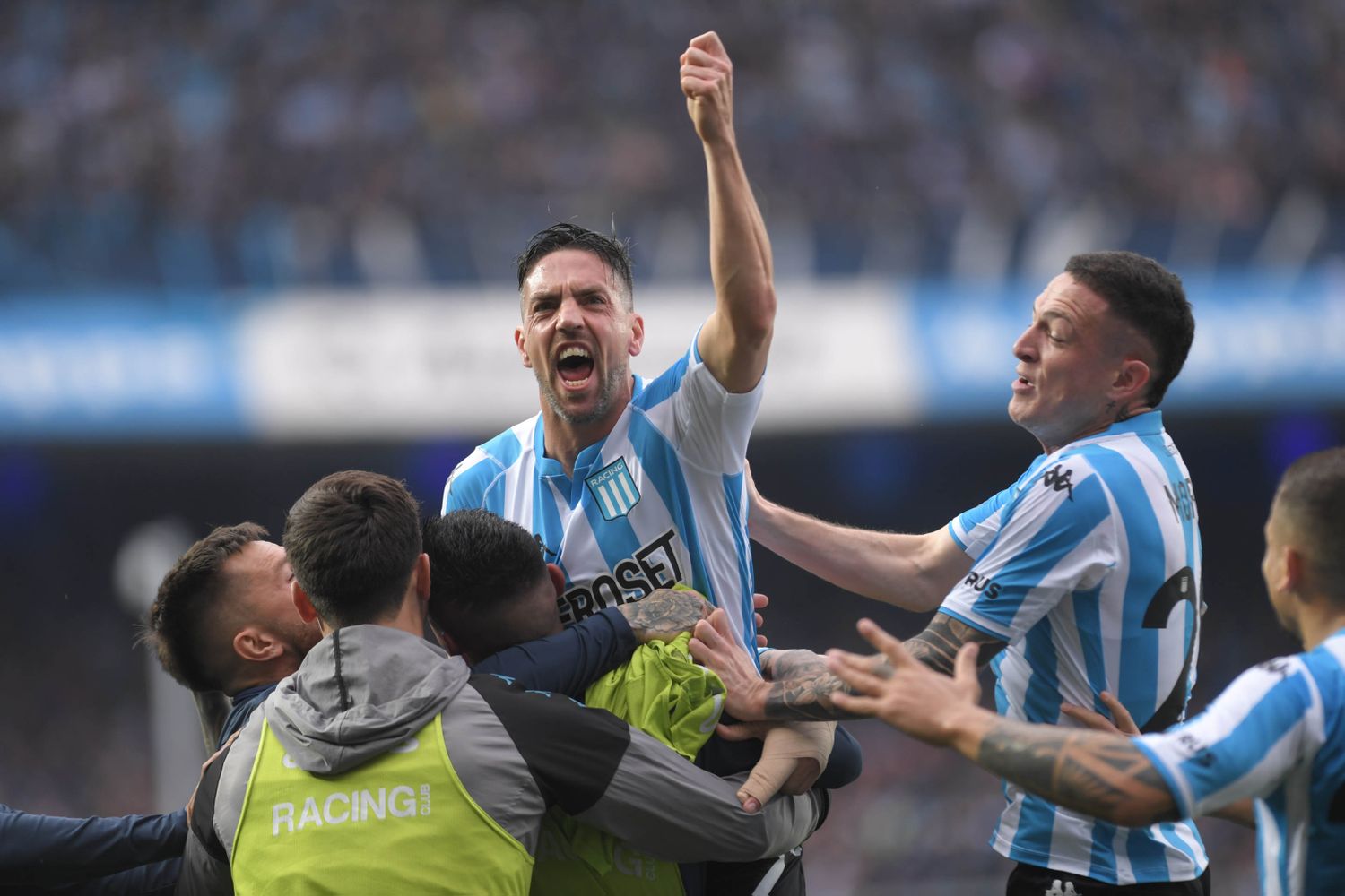 Racing venció a Independiente con un golazo de chilena de Hauche y se quedó con el clásico de Avellaneda
