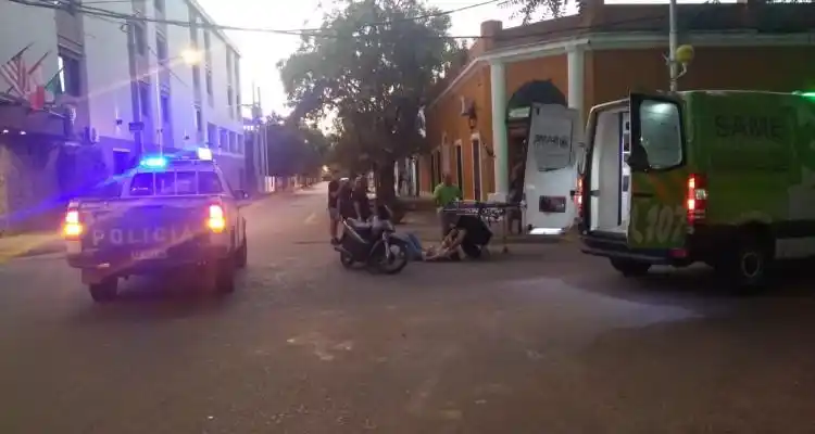 Trasladaron al Hospital a una joven motociclista que chocó contra un auto en Mitre e Yrigoyen