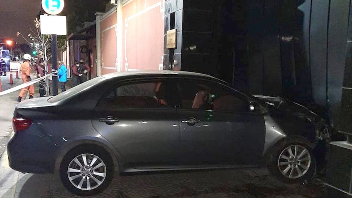 Estrelló su auto contra el ingreso a la Embajada de China e intentó derribar el portón