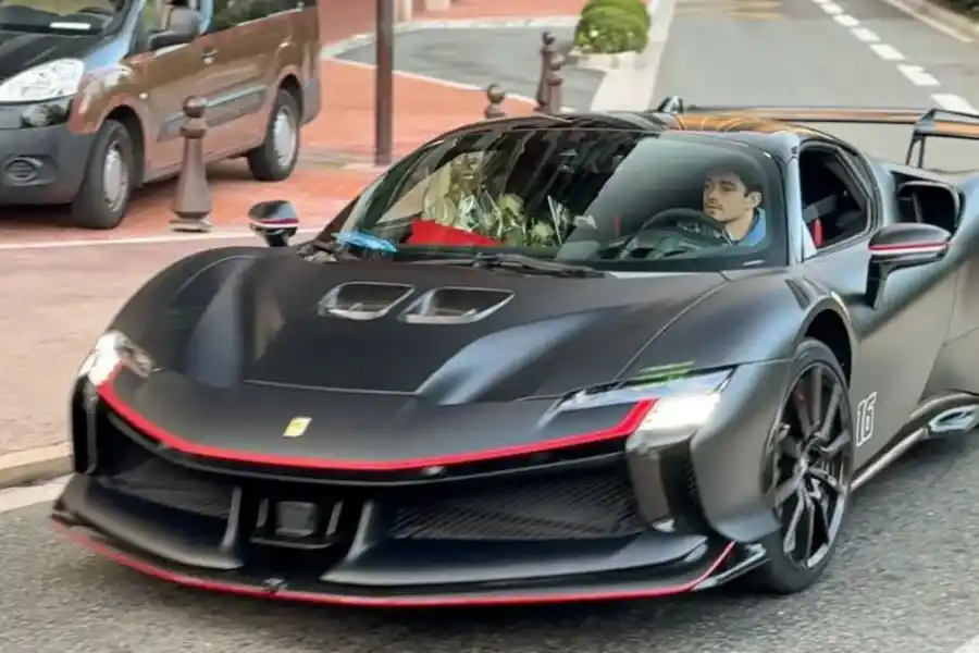 Sí, como Maradona: el piloto de F1 Charles Leclerc se compró una Ferrari negra