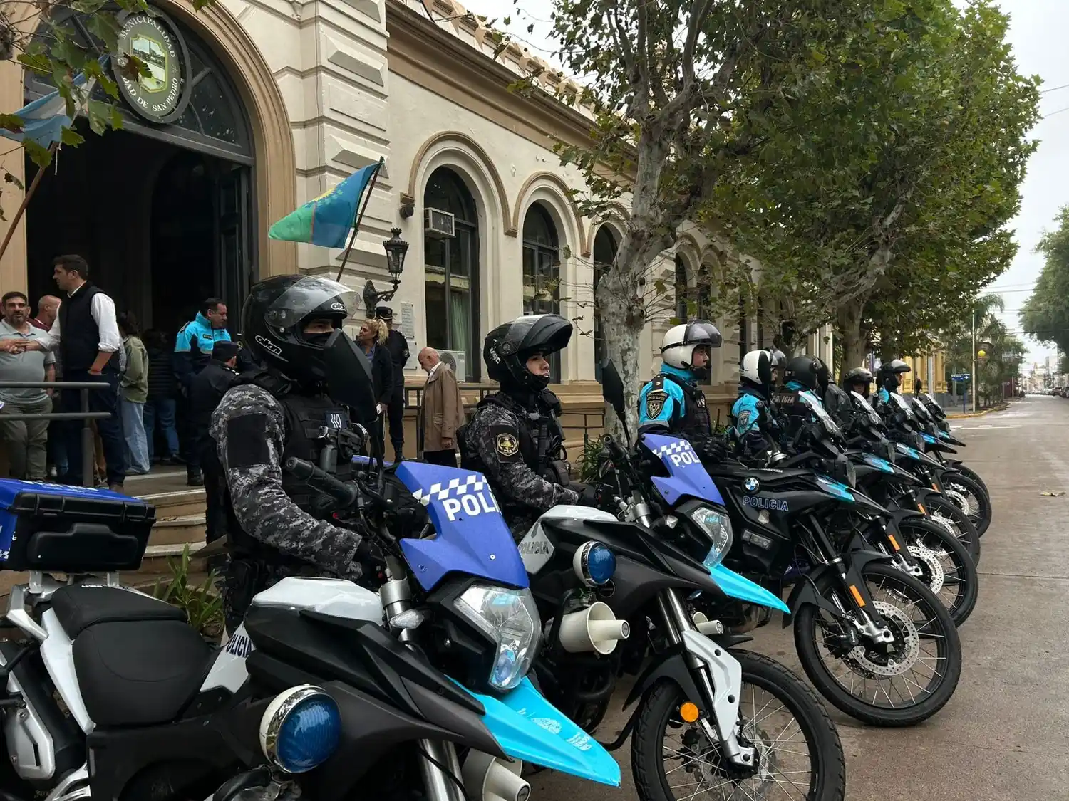 cuadrilla de motos policiales frente a la municipalidad