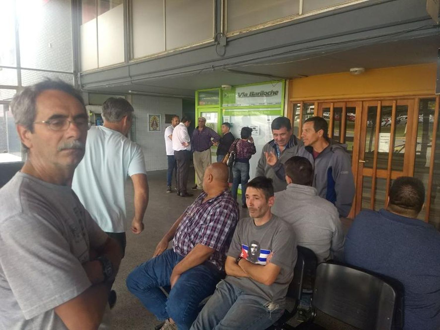 Extrabajadores de Río Paraná bloquearon la boletería de Vía Tac para exigir respuestas