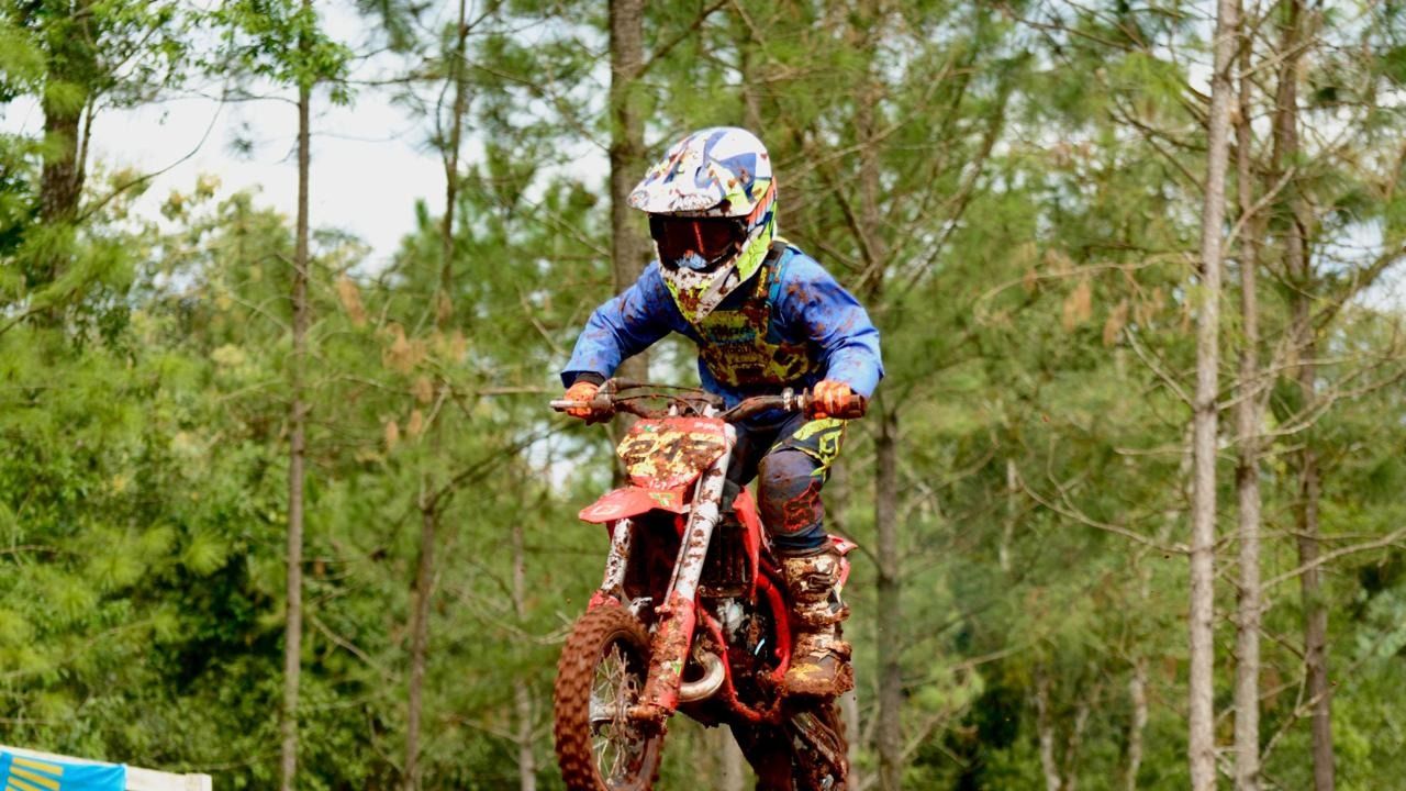 El pequeño piloto mantiene un alto rendimiento deportivo.