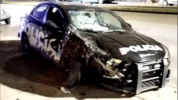 Fuerte choque de un patrullero contra un auto estacionado en zona oeste