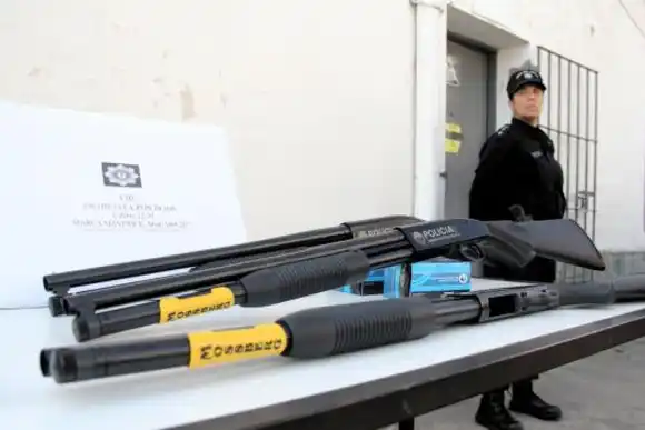 Incorporan 250 escopetas y 147 cascos balísticos para el personal policial